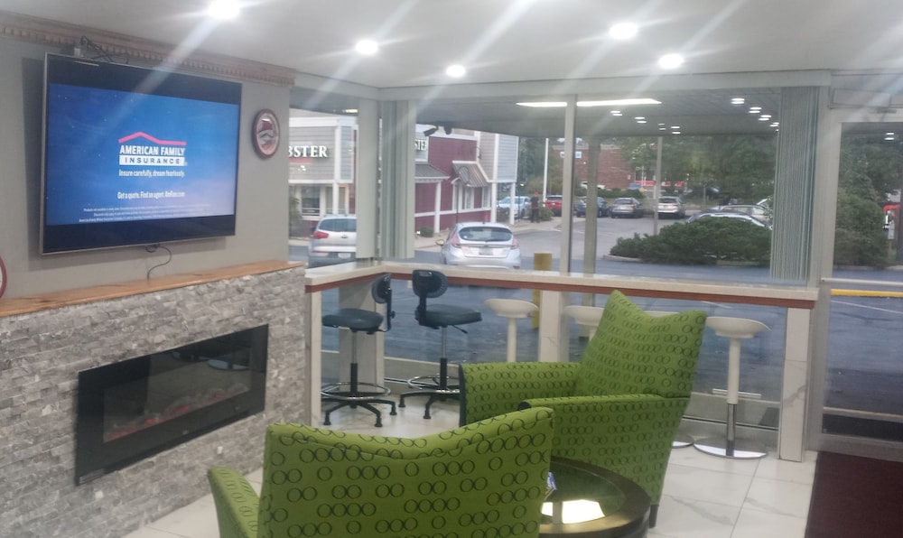 Travelodge By Wyndham Bloomington 41/62