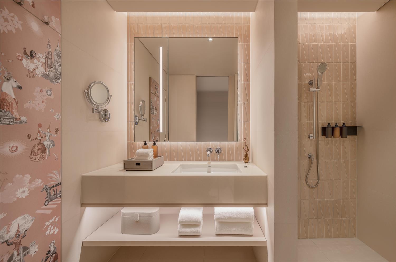 غرفة بسرير كينج بإطلالة على الفناء، KROMO Bangkok, Curio Collection by Hilton 2/2