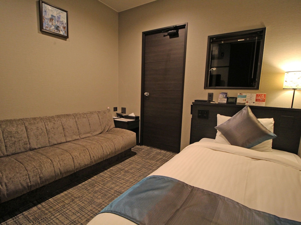 ROOM, SINGLE