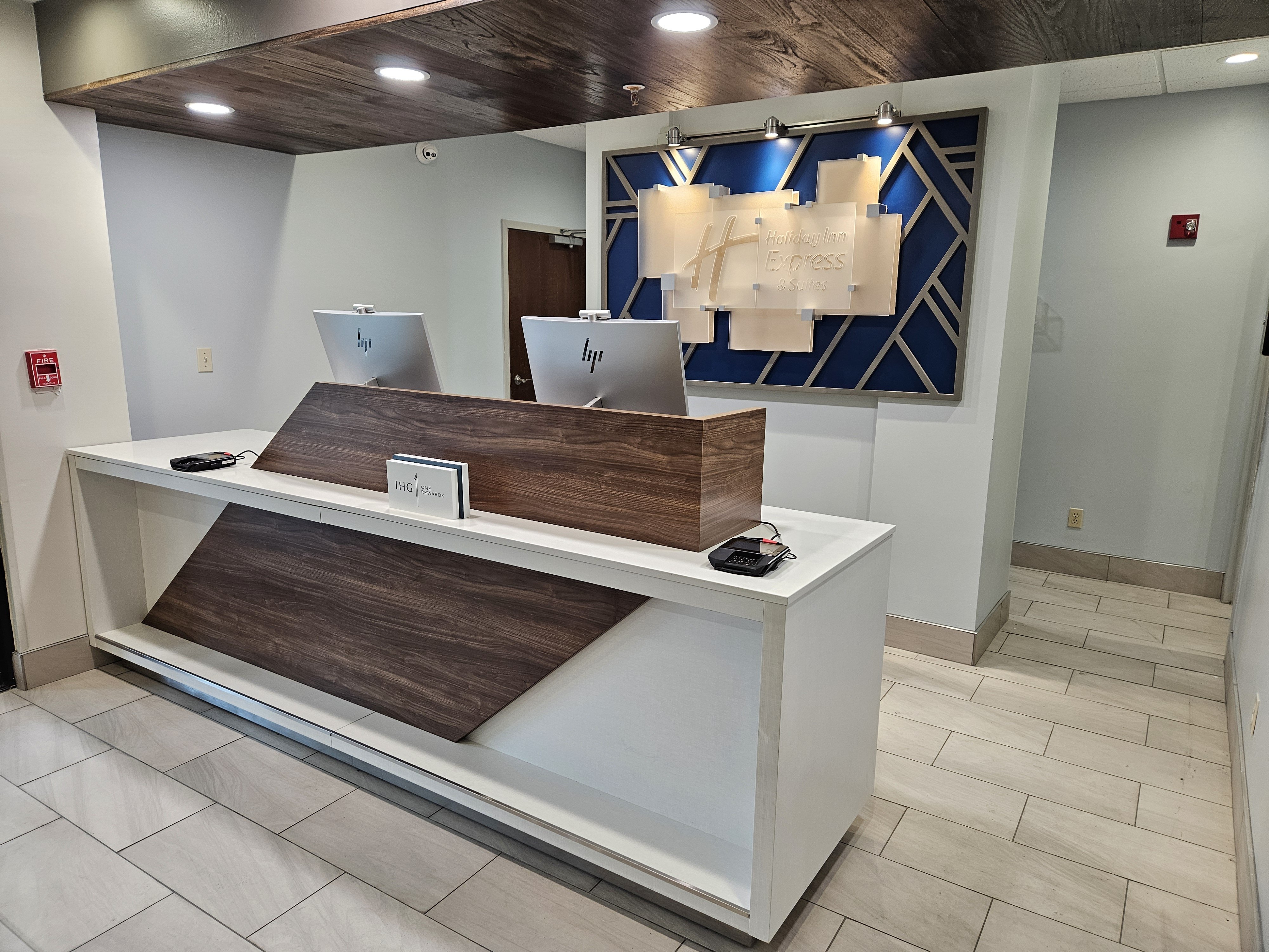 Holiday Inn Express Hotel & Suites Cincinnati-Blue Ash 8/72