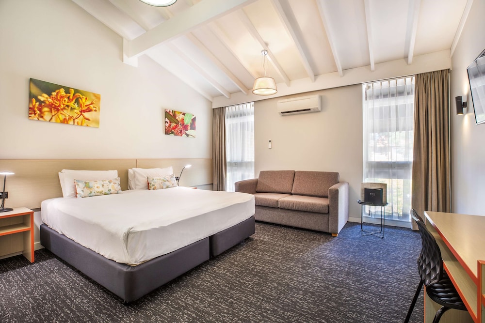 STUDIO, KING BED
