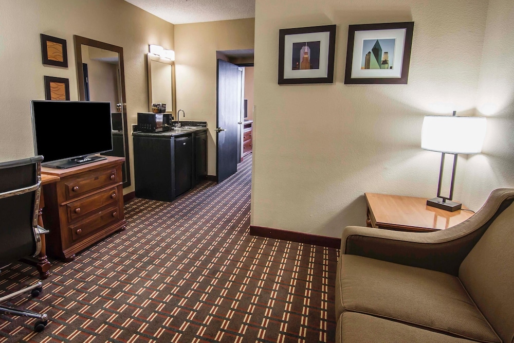 Quality Inn & Suites I-35 E-Walnut Hill 31/41