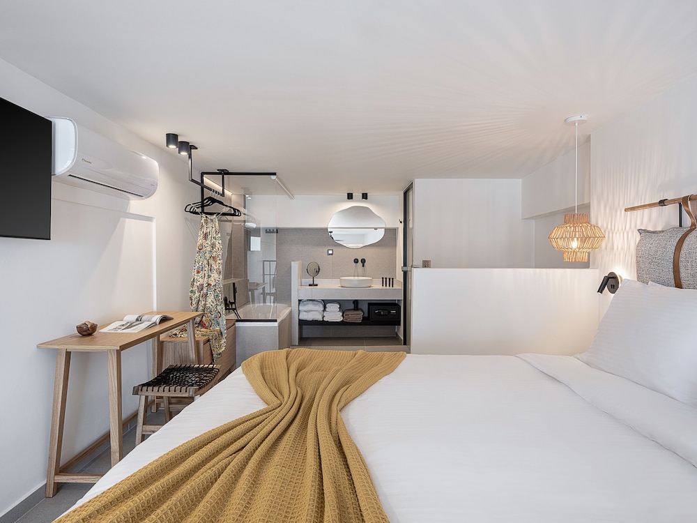 Calla Luxury Seafront Suites 7/50