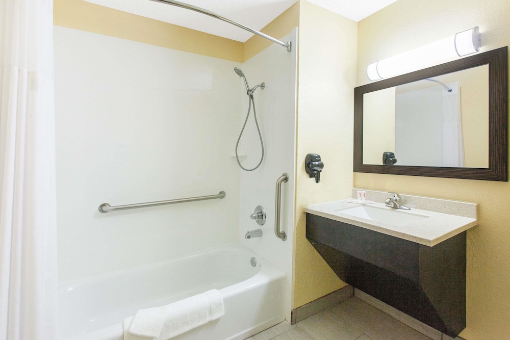 Days Inn by Wyndham Miami 10/27