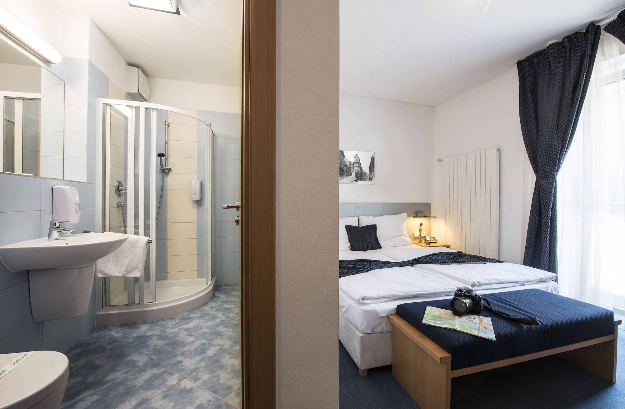 غرفة بسرير مزدوج مع أريكة، Hotel Blue Garni 4/4