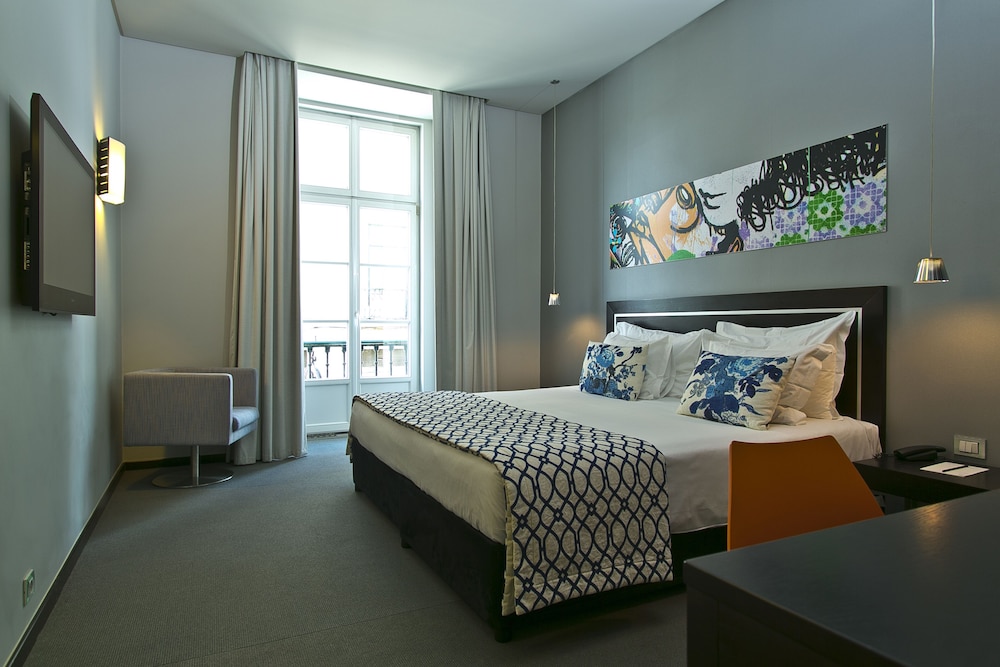 SUPERIOR, DOUBLE OR TWIN BED, SQUARE VIEW