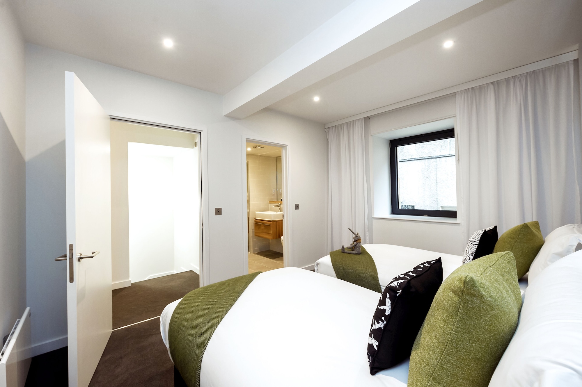 1 BEDROOM, WILDE, TWIN BEDS, CASTLE VIEW