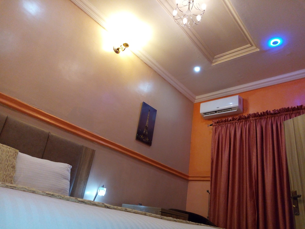 Euro Lounge And Suites 11/16