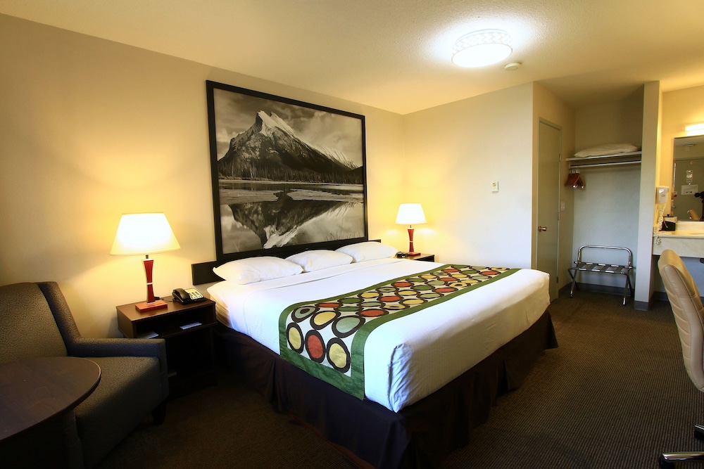 Super 8 by Wyndham Kelowna BC 14/38
