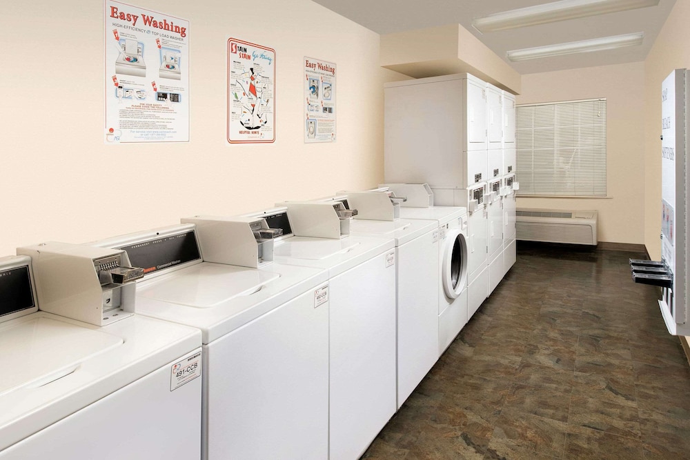 WoodSpring Suites Kansas City Mission 29/36