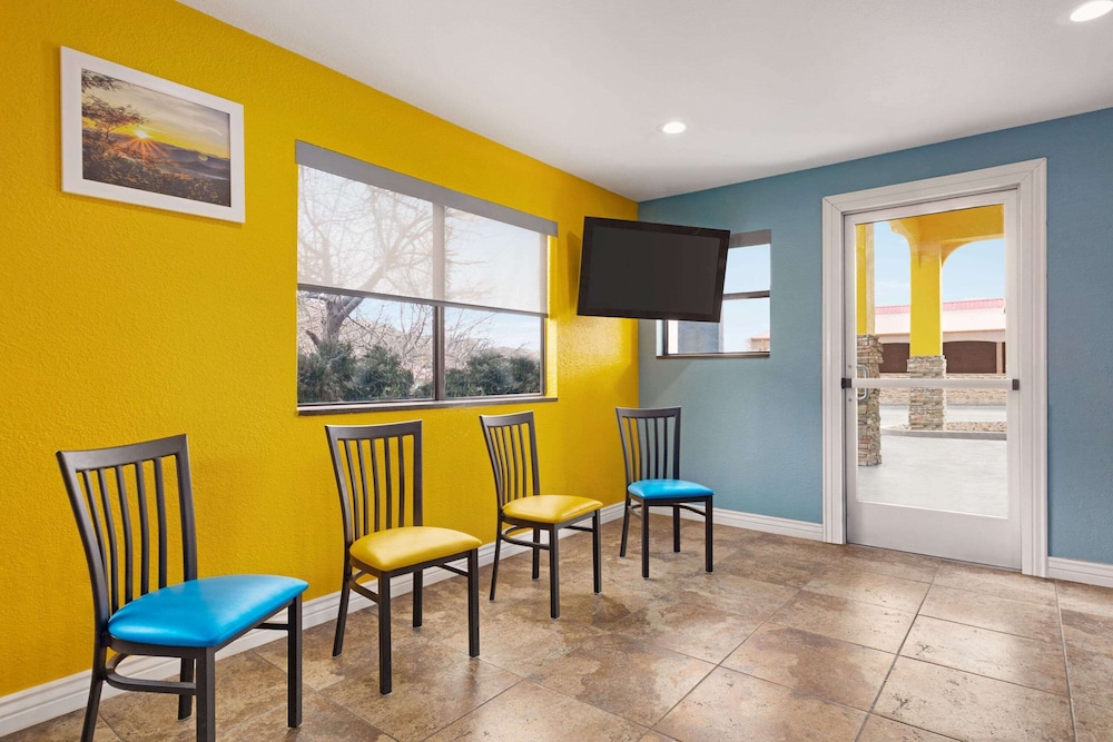 Days Inn by Wyndham Ruidoso Downs 40/54