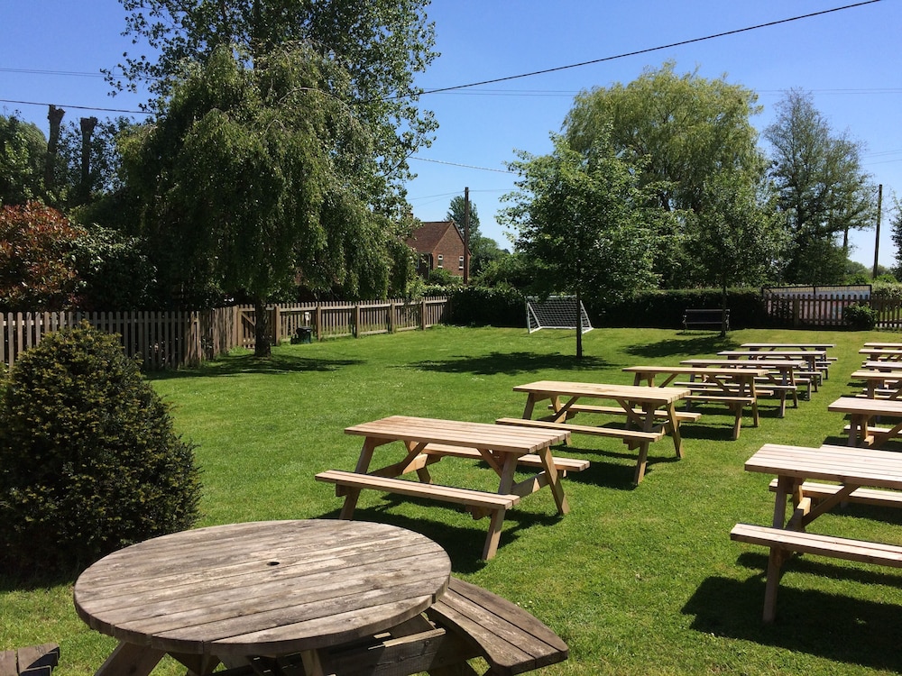 The Queens Arms Hotel 28/32