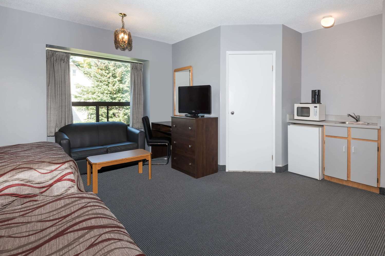 Super 8 by Wyndham Mt Hope Hamilton Intl Arpt ON 6/11