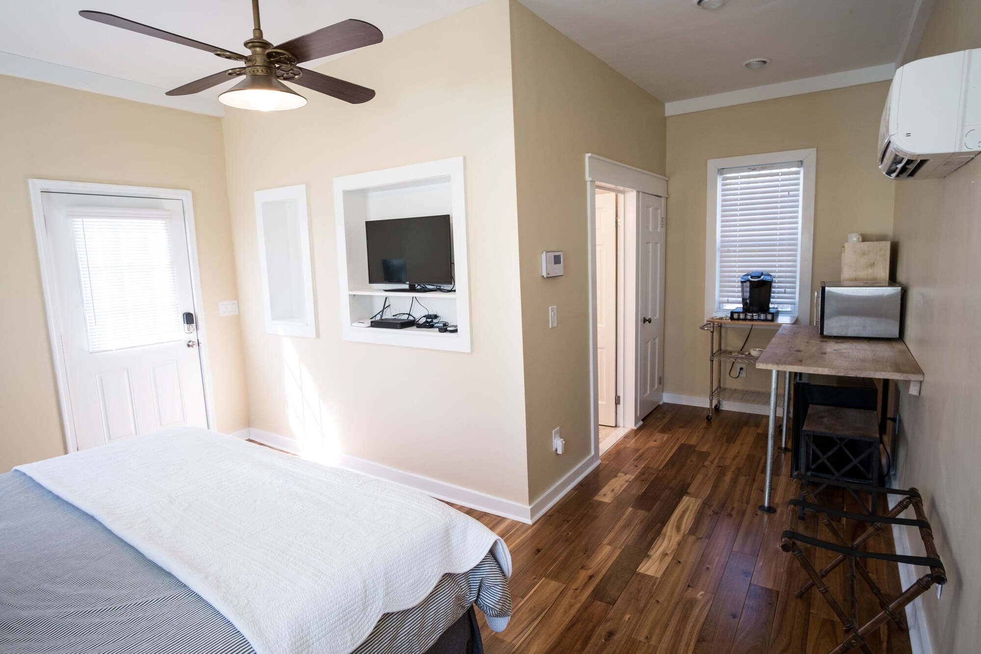 Cozy House, Deluxe, King Bed, Sofa, Kitchenette