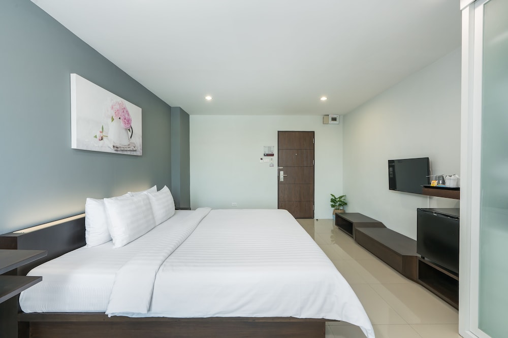 DELUXE, KING BED, CITY VIEW