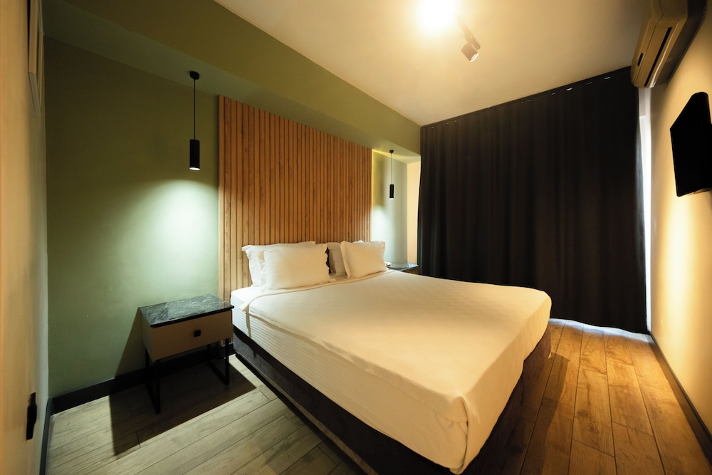 Leons Hotel 15/50