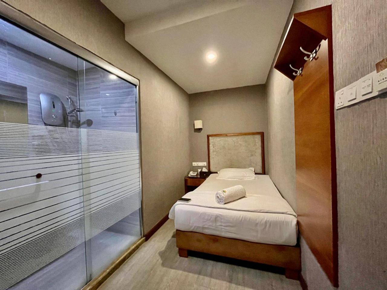 Standard, Single, No Window