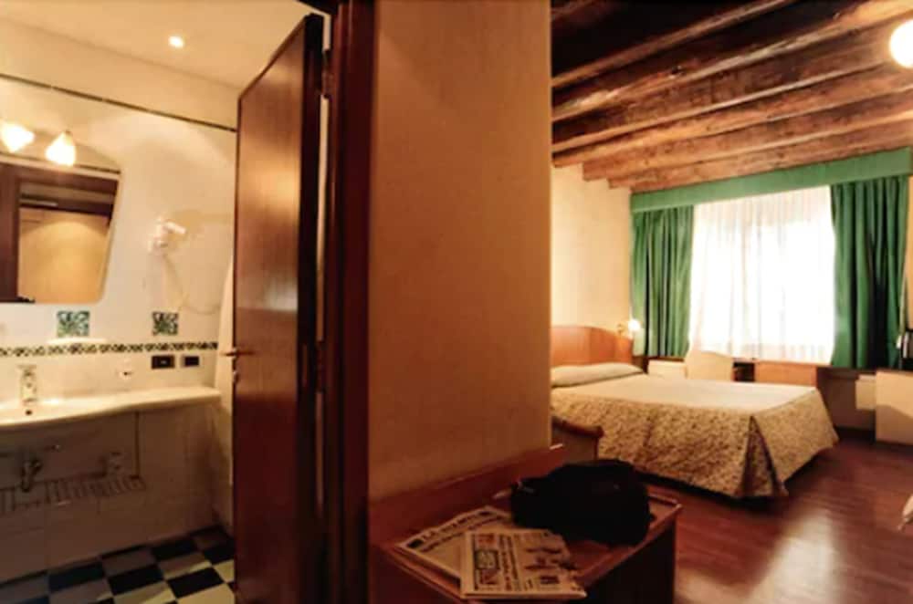 Hotel Corot 33/33