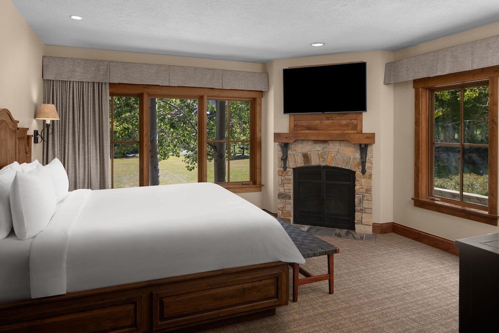 2 Bedrooms, Presidential, Suite, 2 King Beds, Golf Course View, Sofa, Balcony