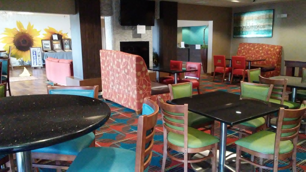 Holiday Inn Express and Suites - Junction City, Kansas 27/35