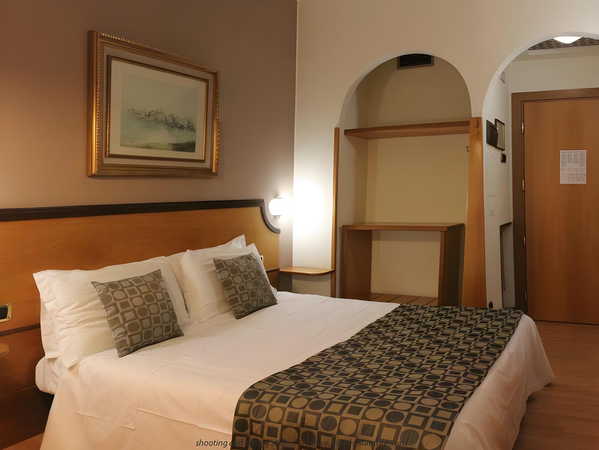 ROOM, DOUBLE BED