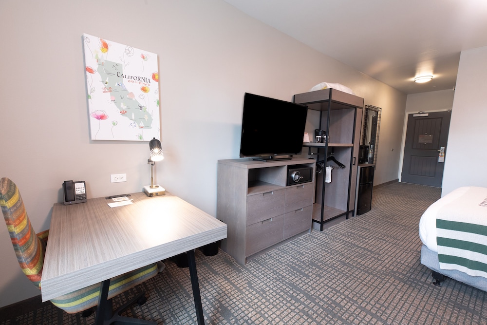 Oxford Suites Paso Robles 25/54