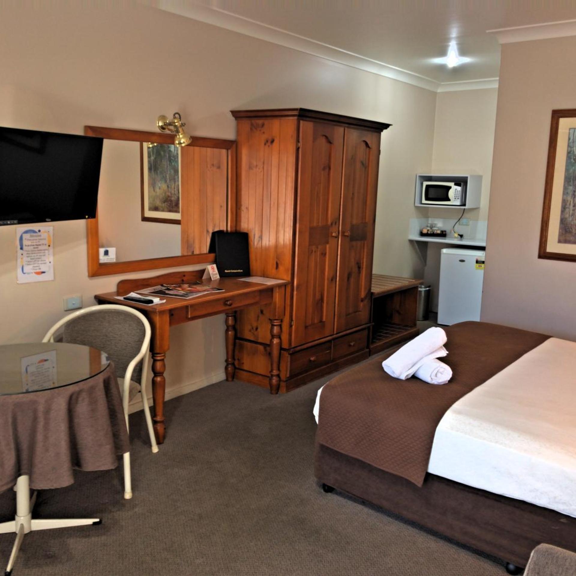 NEW ENGLAND MOTOR INN 24/40
