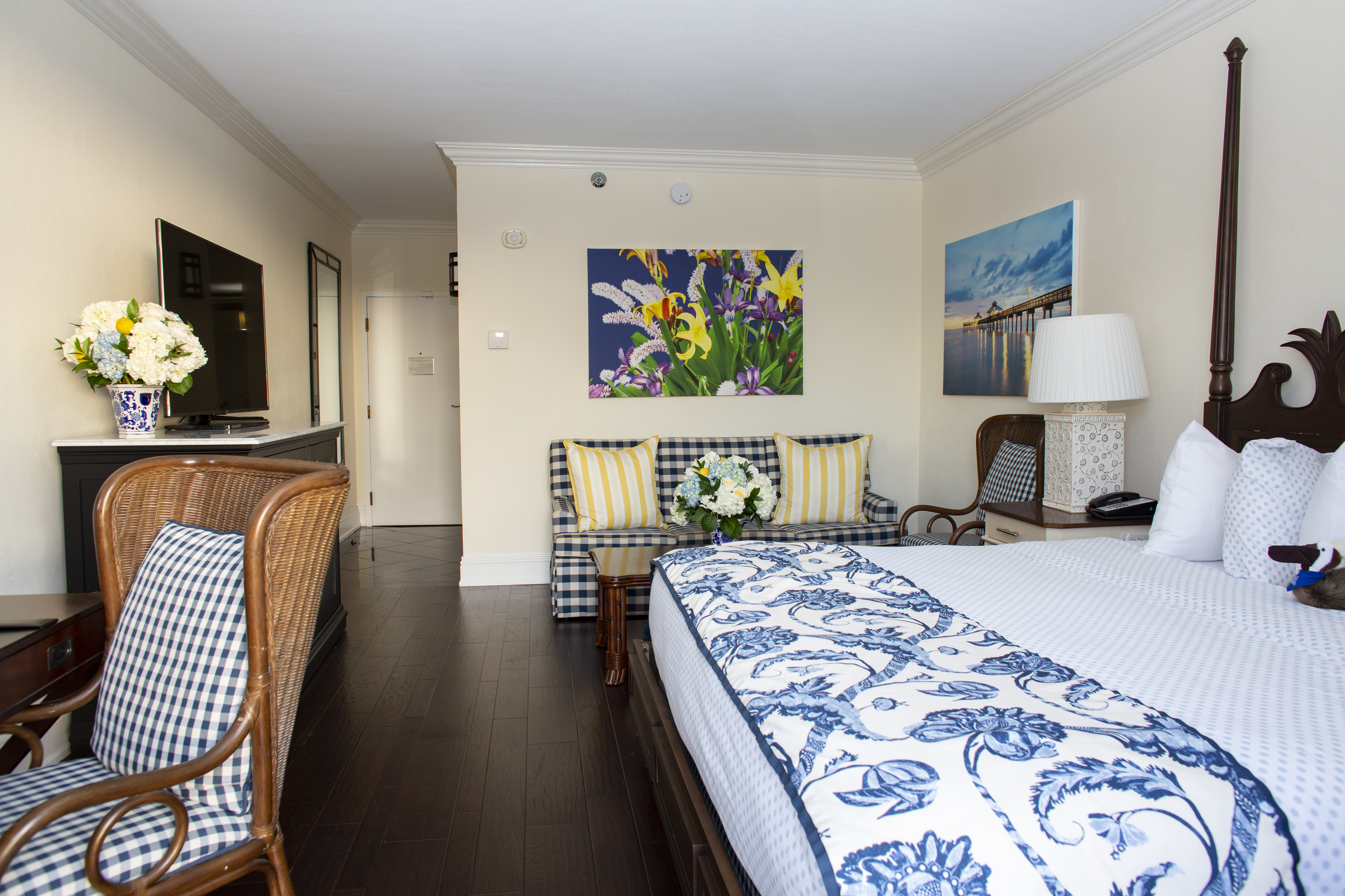 DELUXE, KING BED, LAKE VIEW
