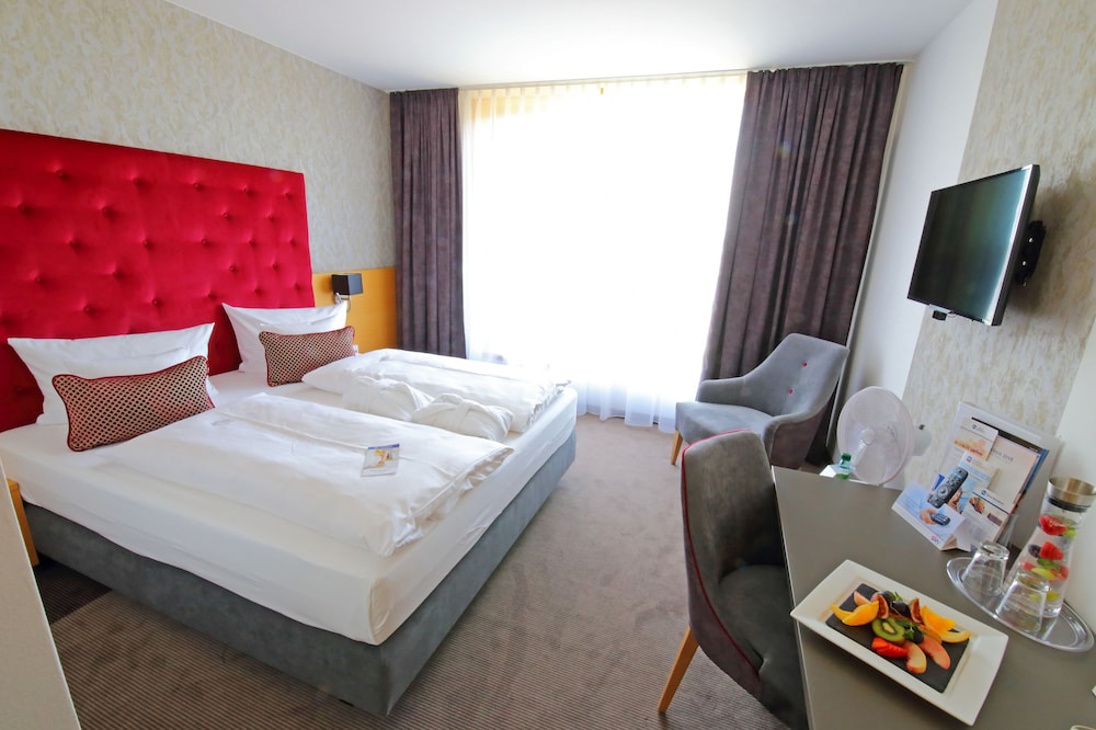 Standard, Queen Bed