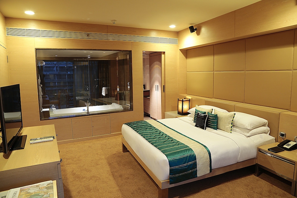 Neptune, Premier, Suite, King Bed, Lagoon View, Balcony, Bathtub