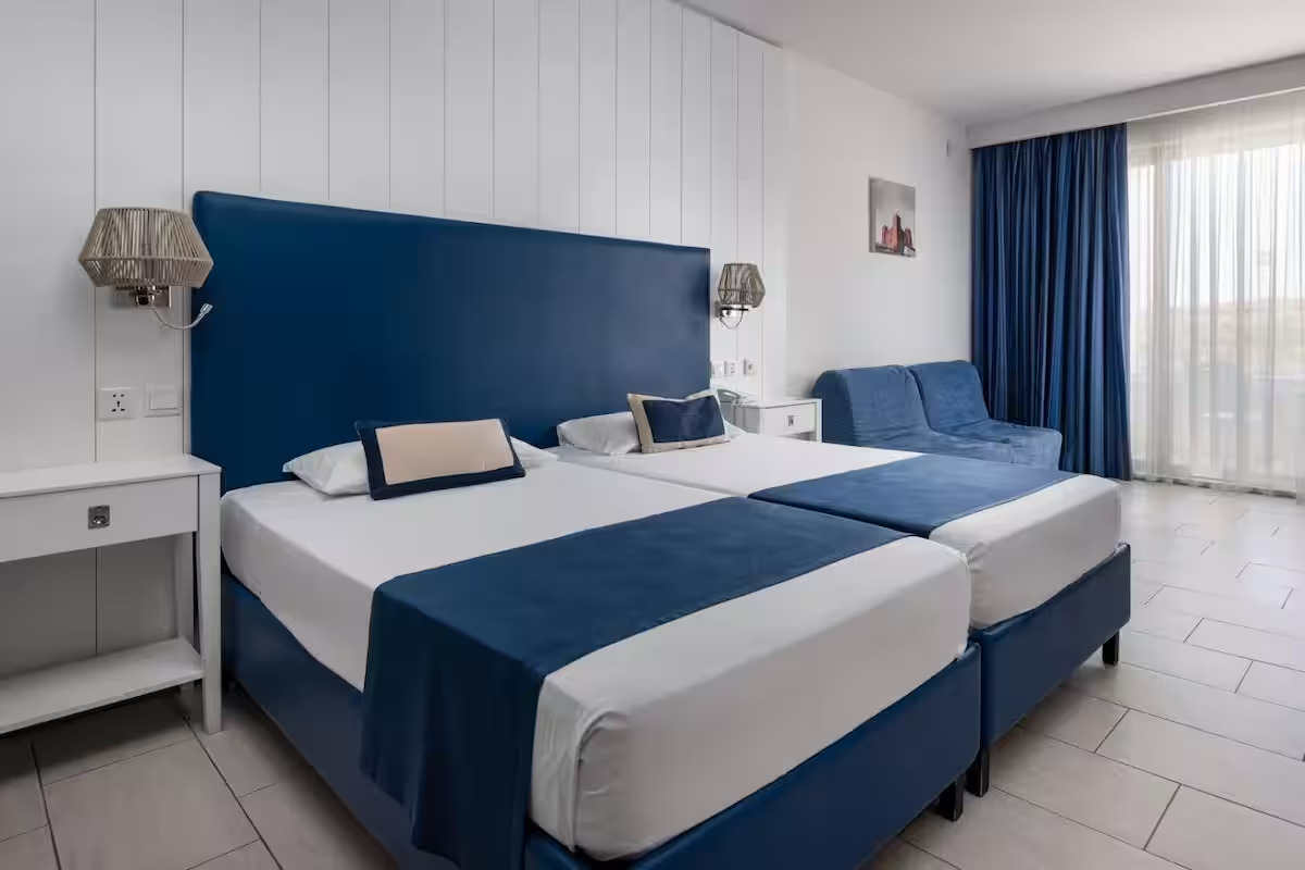 غرفة بإطلالة على المسبح بشرفة