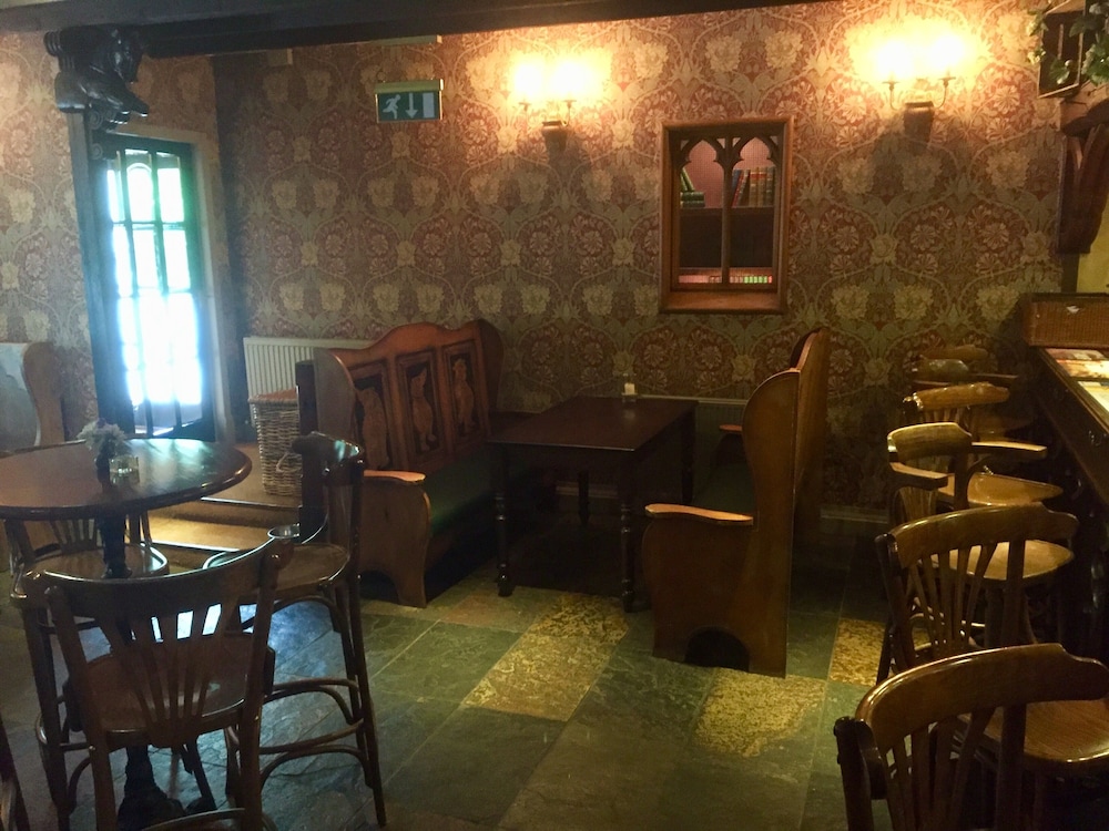 The Horseshoe Inn 40/46