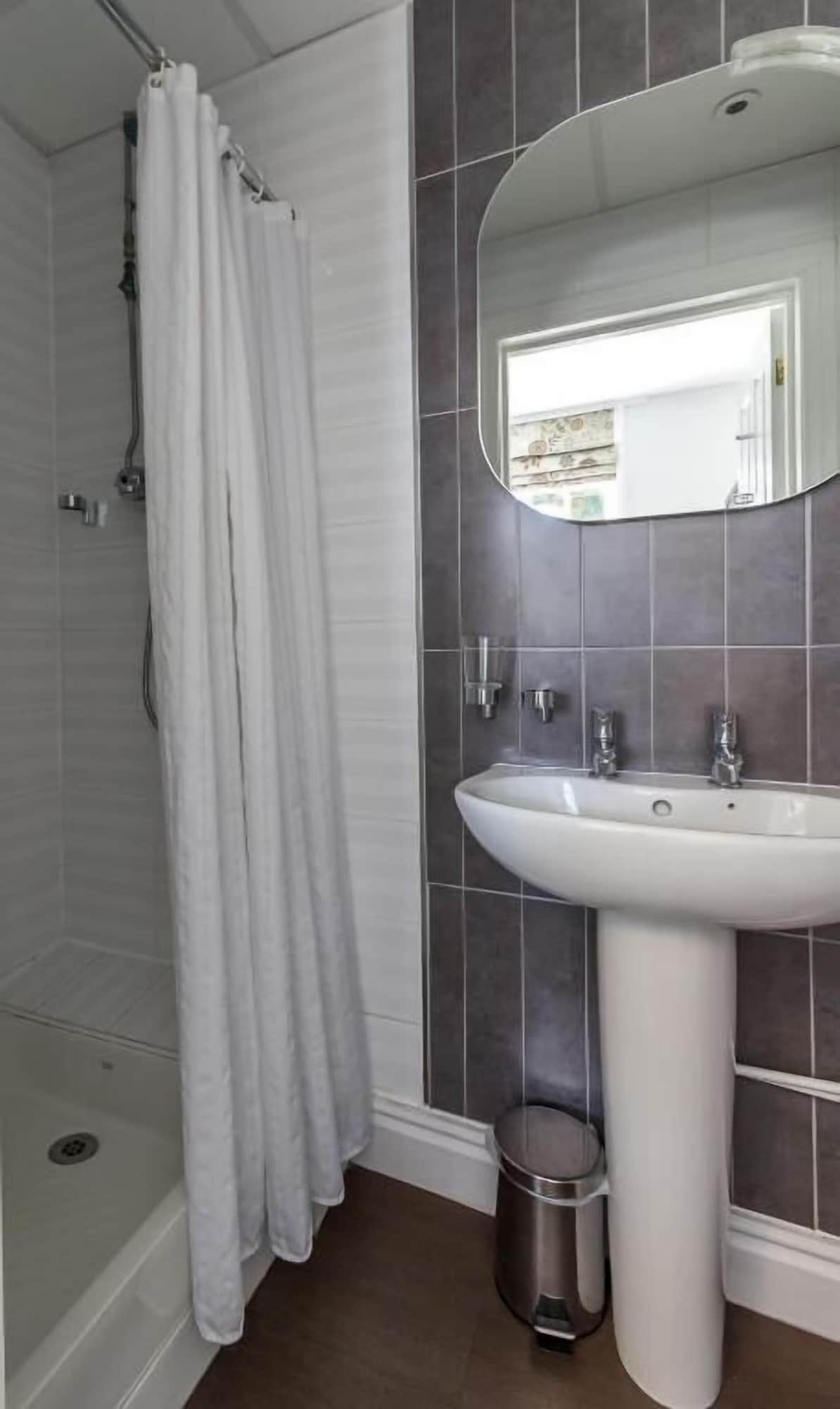 Cozy, Double Bed, Lady Anne Middletons Hotel 6/7