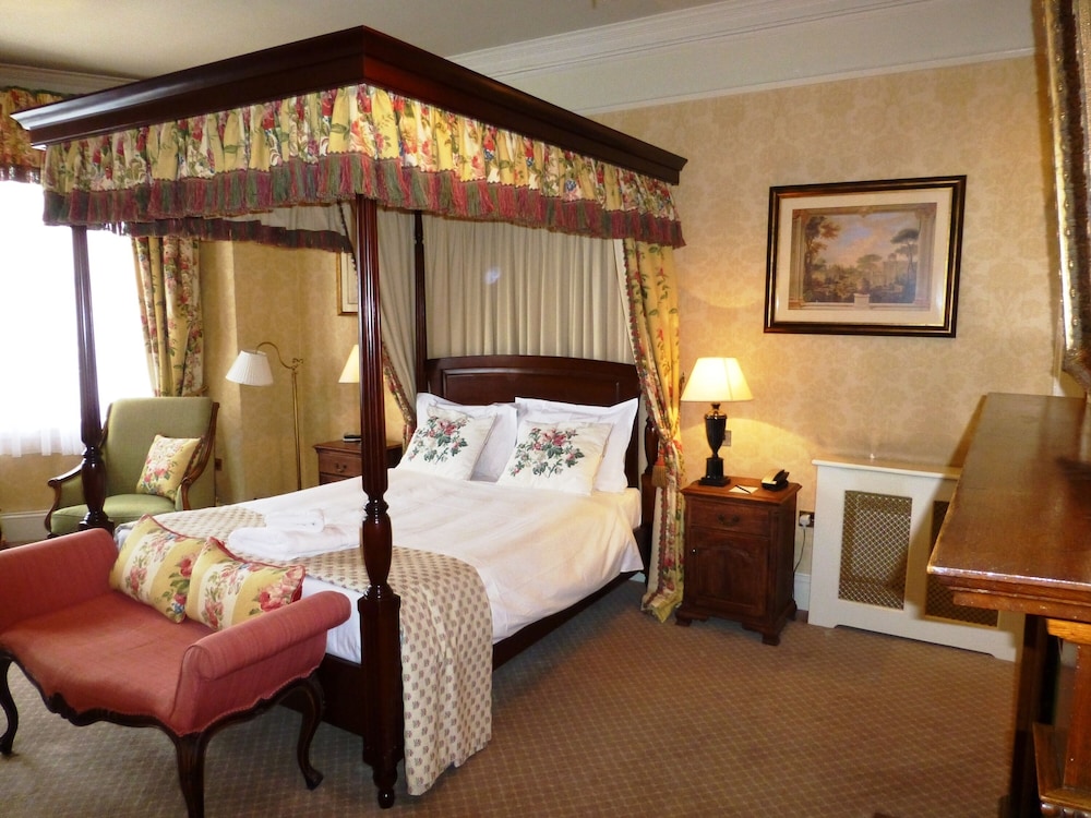 The Bear Hotel 10/33