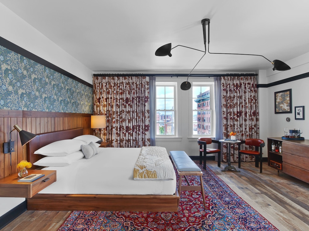 ROOM, KING BED, CORNER