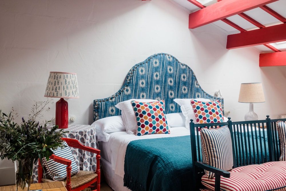 Cristine Bedfor Mahon Boutique Hotel 40/60