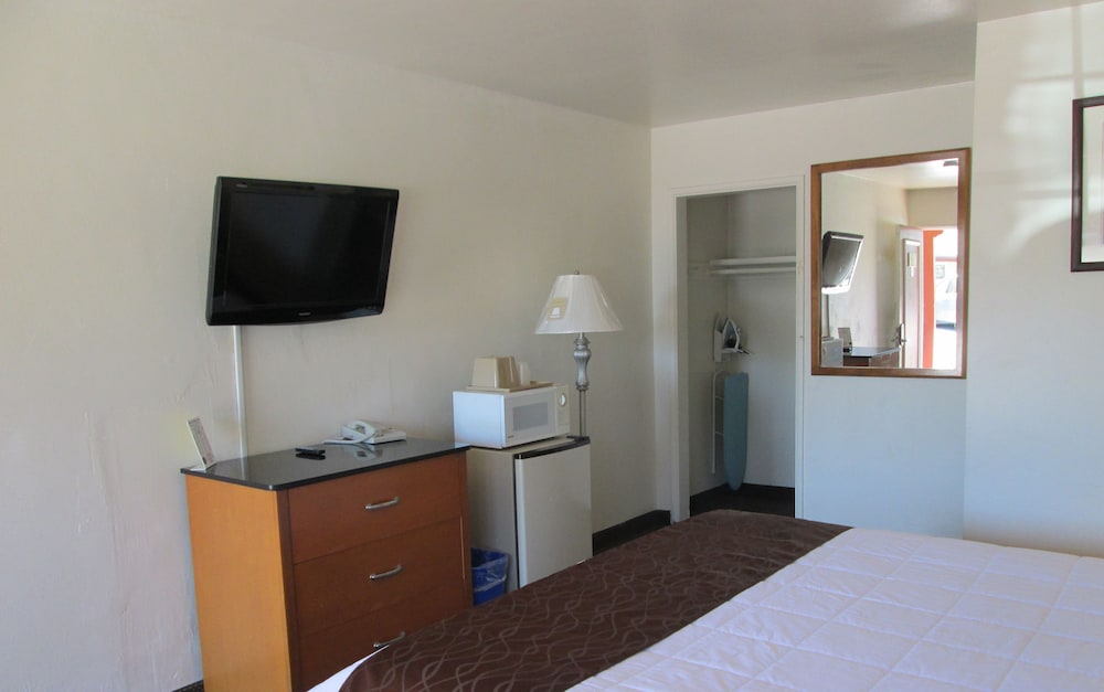 Town and Country Inn 7/50