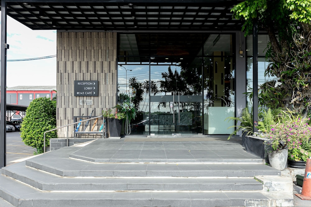 Grand Ratchapruek Hotel 64/70