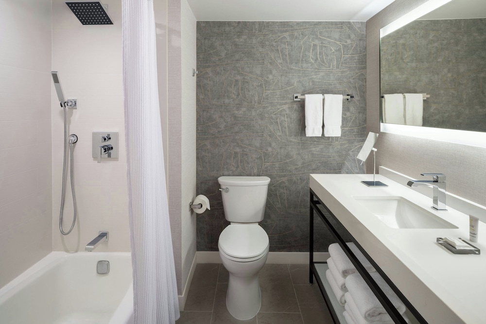 ROOM, KING BED, ACCESSIBLE