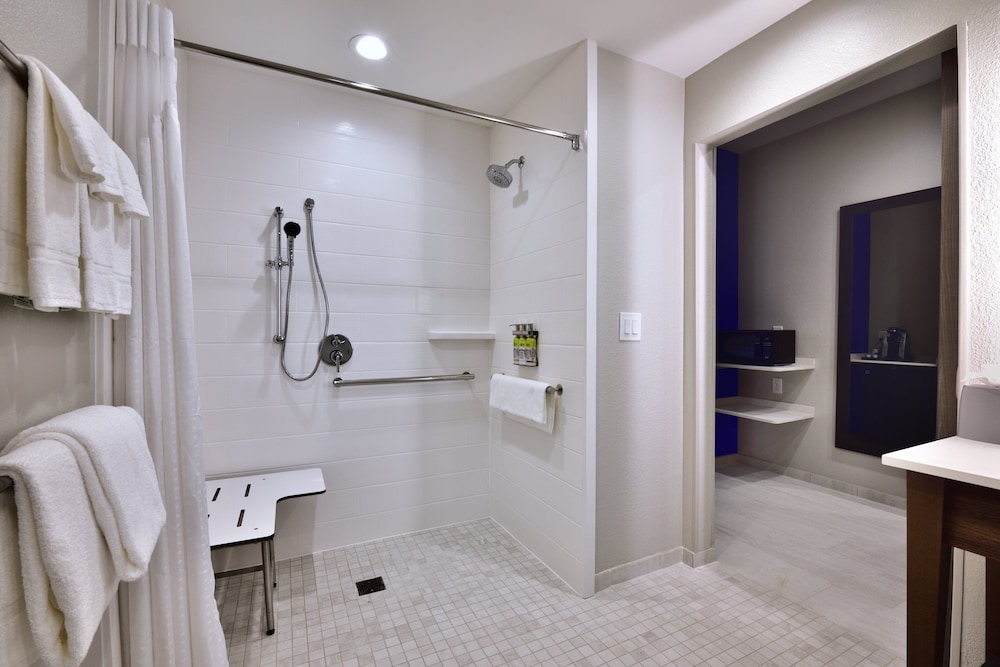 Holiday Inn Express and Suites Houston North Woodlands Area 22/70