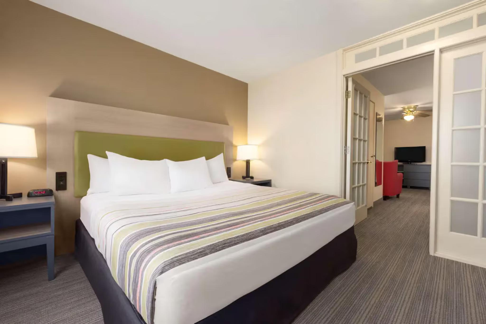 SUITE, KING BED, ACCESSIBLE