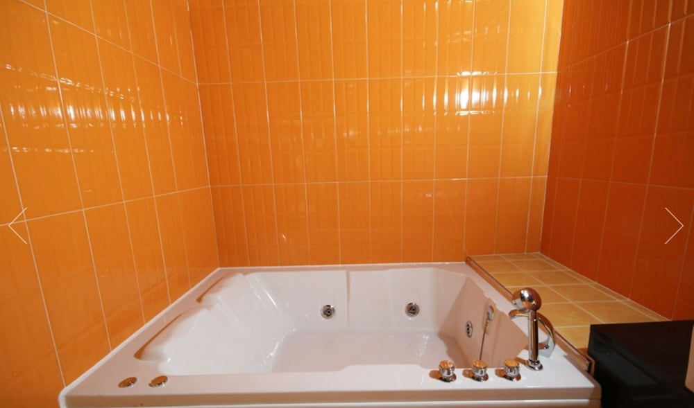 Beauty Motel 52/56