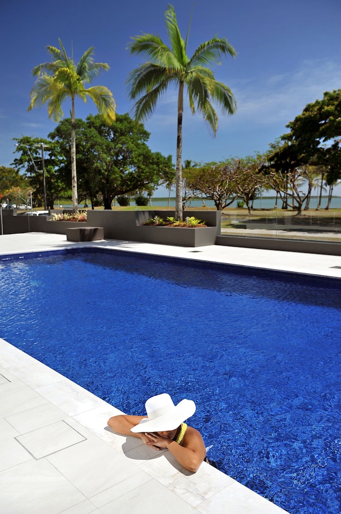 Cairns Harbourside Hotel 38/60