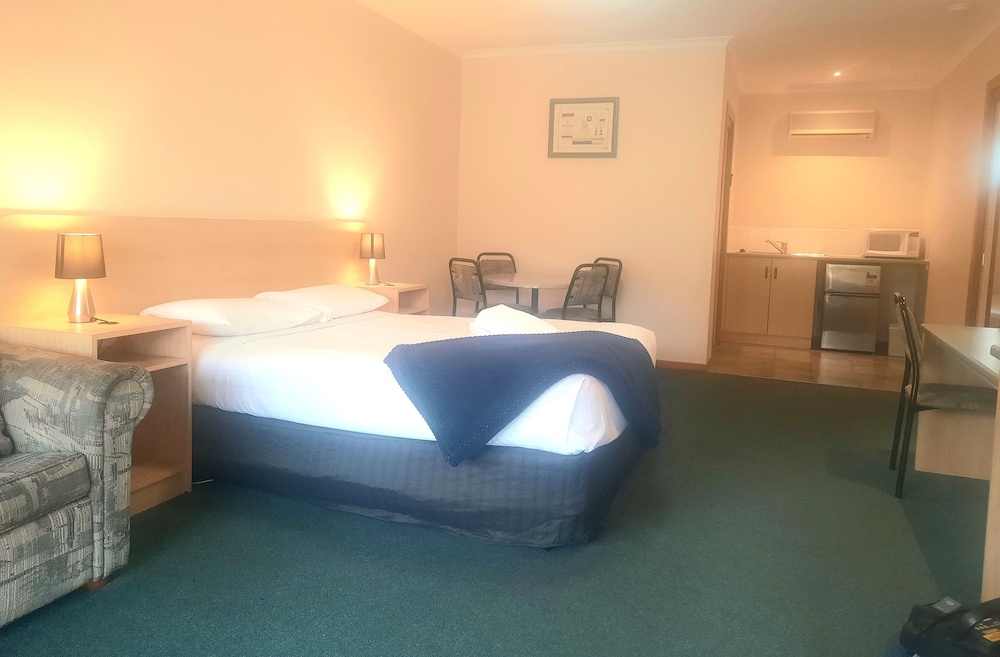 Family, 1 Queen and 3 Single Beds