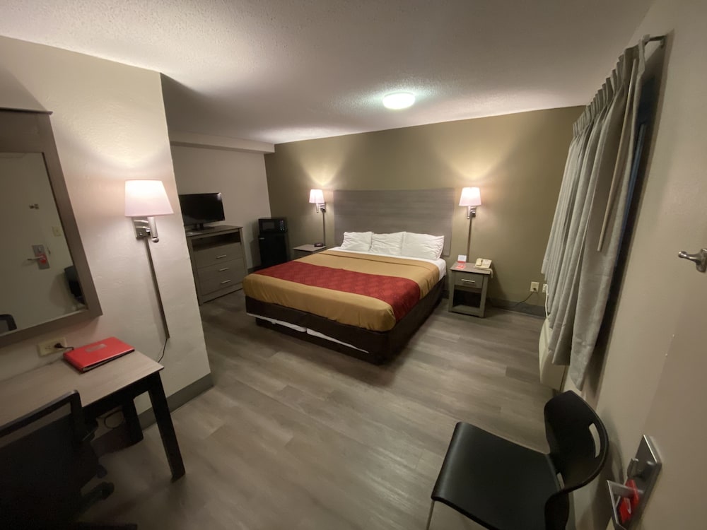 Econo Lodge Dewitt I-90 19/33