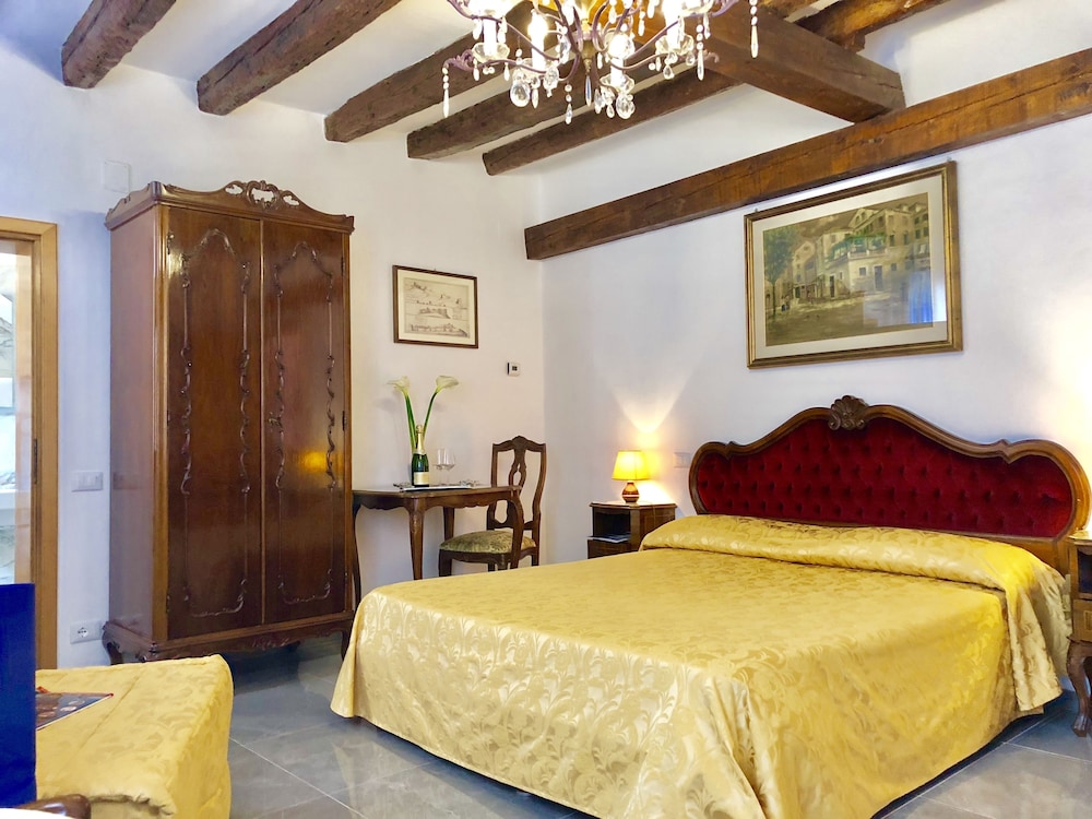 1 BEDROOM, JUNIOR SUITE, STUDIO, KITCHEN, ANNEX