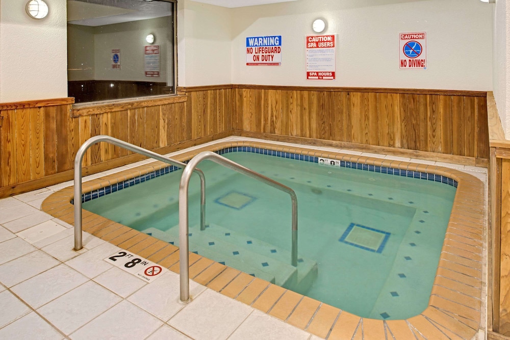 Super 8 by Wyndham Omaha Eppley Airport/Carter Lake 6/16