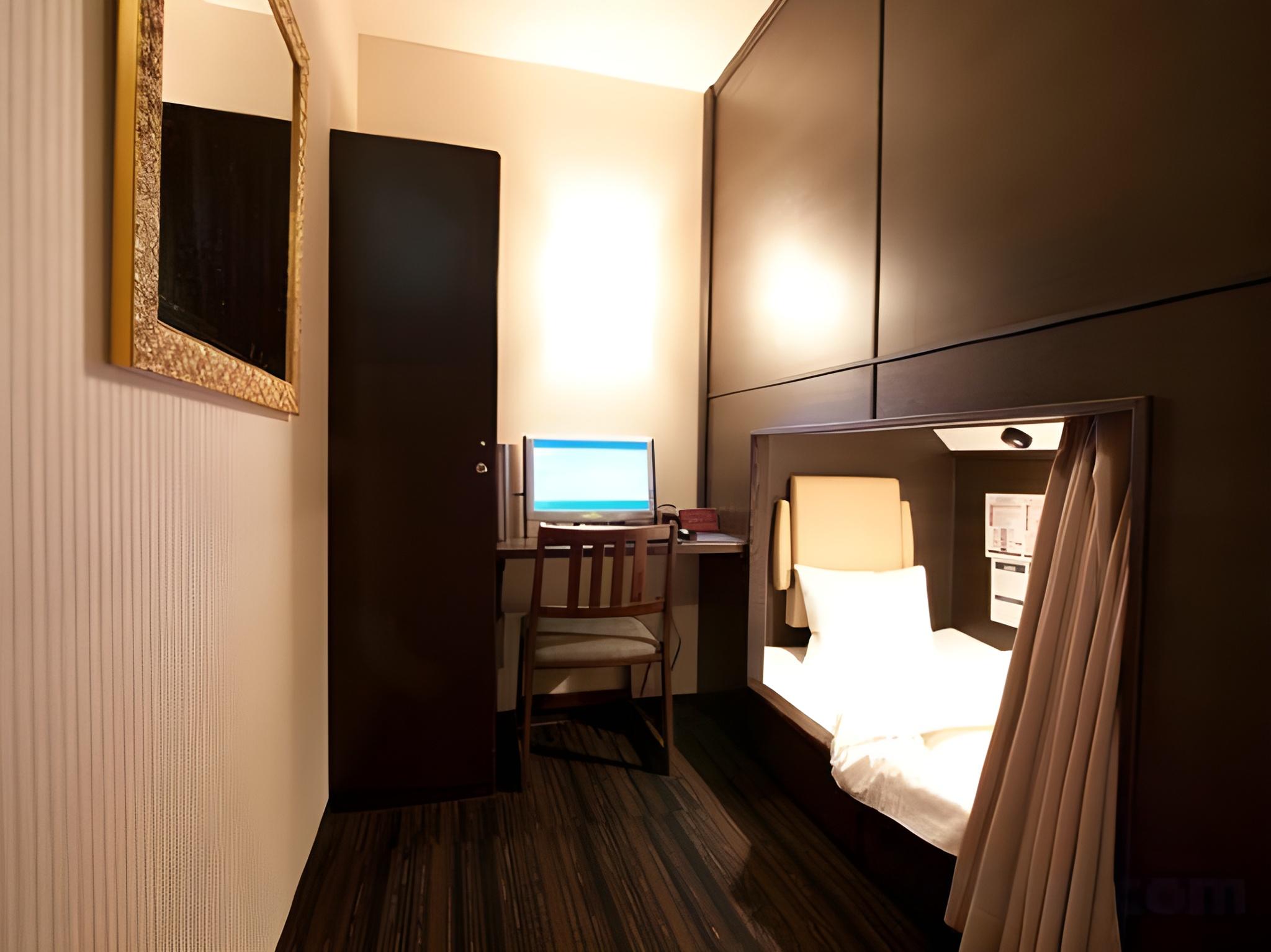 Capsule, Male Dorm, Premier