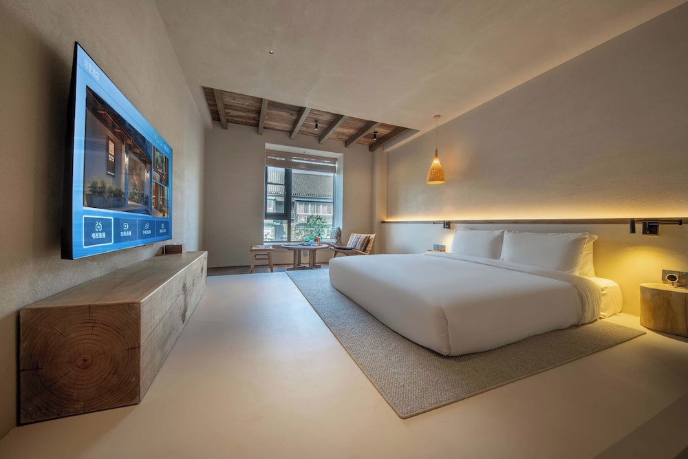 Senior, Queen Bed, Courtyard View