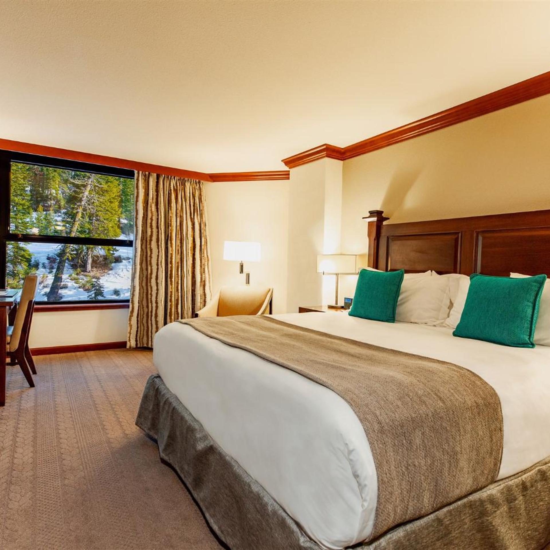 Deluxe, King Bed, Valley View, Accessible